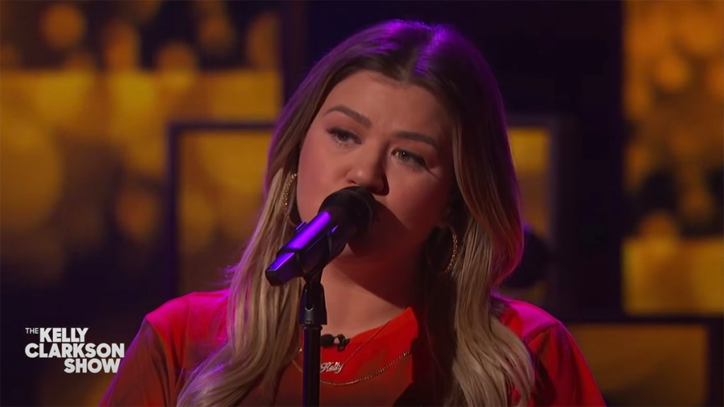 Kelly Clarkson covers under-rated Gwen Stefani bop for&nbsp;Kellyoke